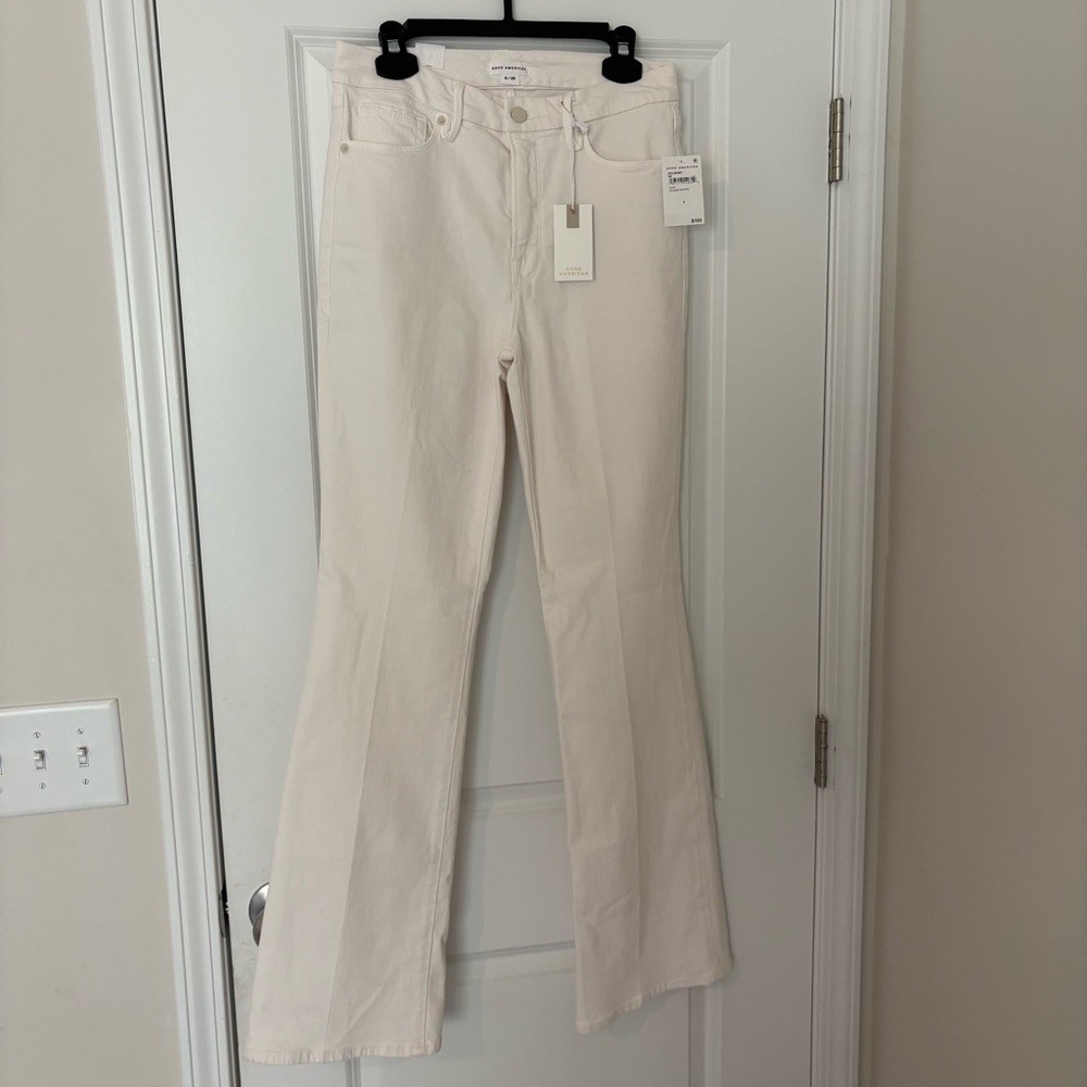 Good American Classic Slim Bootcut Jeans in cloud white